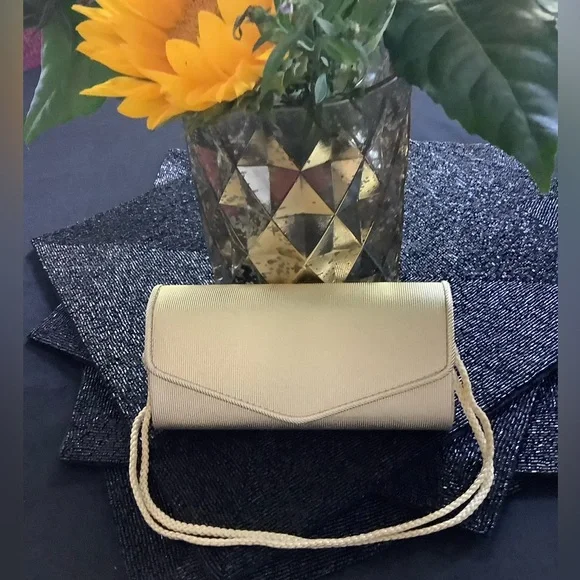 NWOT Gold Clutch Cord Convertible from Shoulder to Arm - Picture 1 of 5